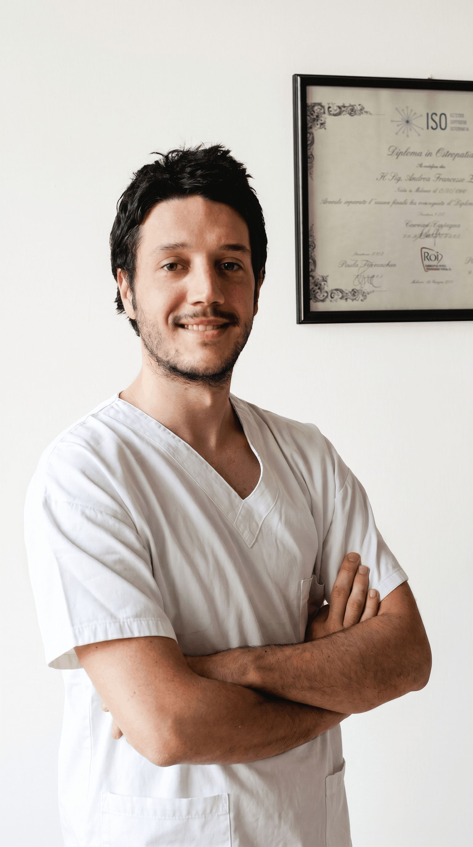Andrea Zeni, Osteopata D.O., nel suo studio di Milano con il diploma ISO
